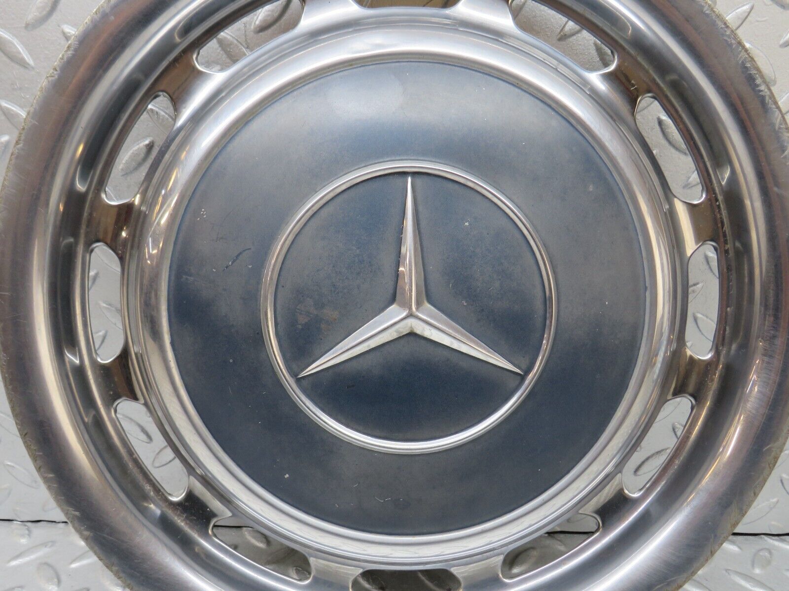 37467 Mercedes-Benz W109 300SEL Wheel Hub Cap 14"