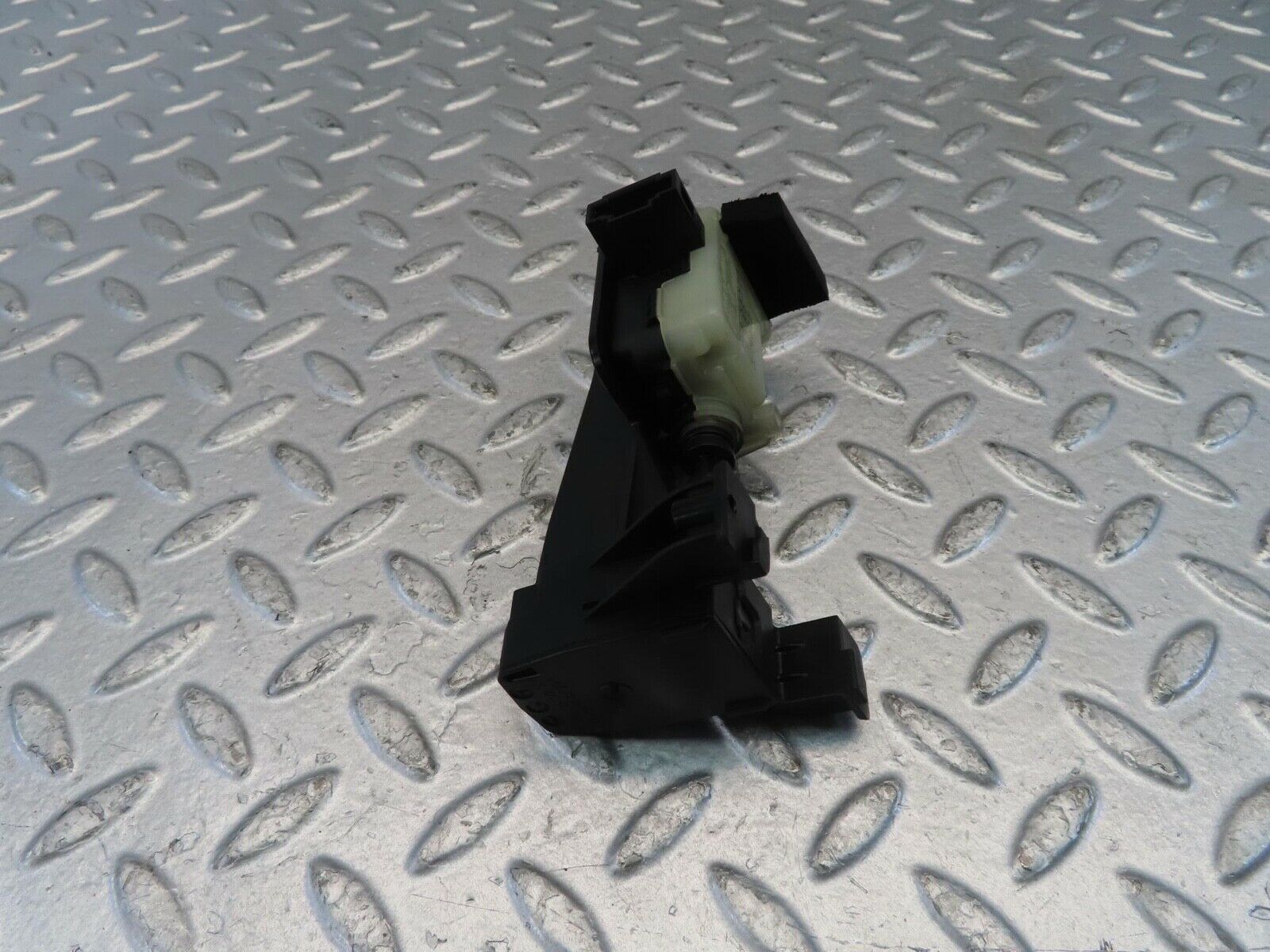 11217 Mercedes-Benz W221 S320 Fuel Tank Flap Cap Lock 2518200197