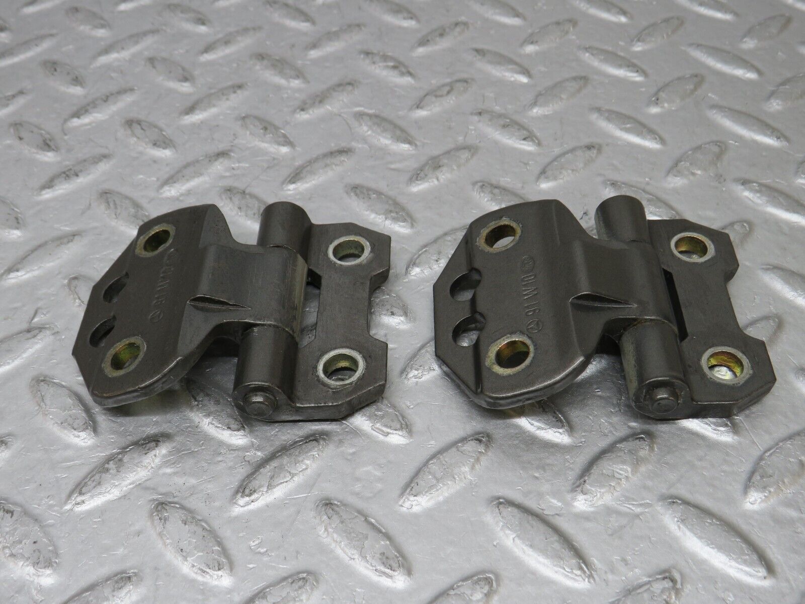 35305 Mercedes-Benz W124 Front Door Hinge Pair