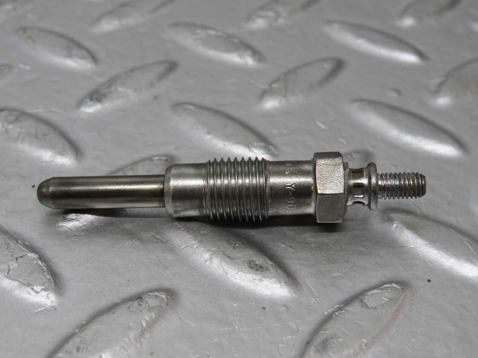 32895 Mercedes-Benz W123 300D Glow Plug Bosch Y-902R 046