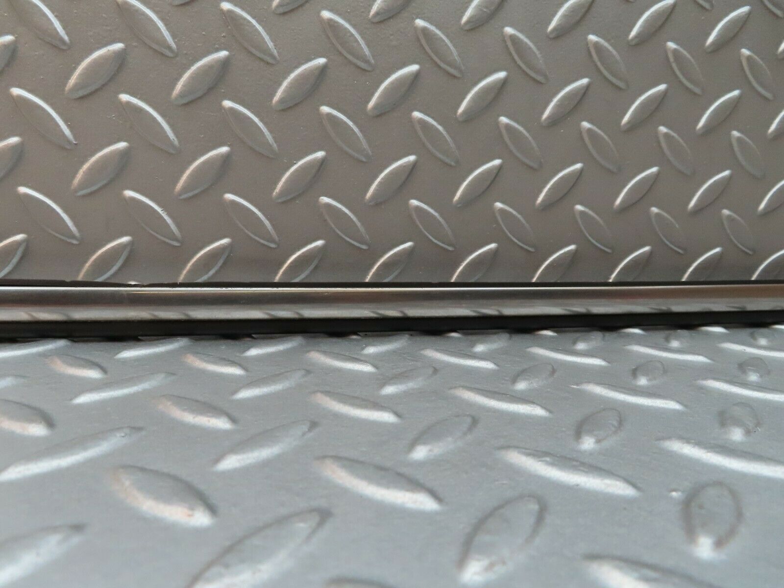 4584 Mercedes-Benz W114 280CE Coupe Centre Fender Wing Chrome Trim Front Left