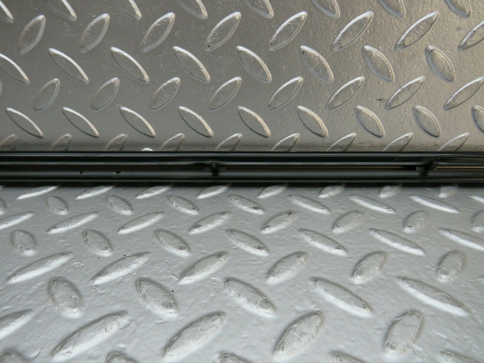 24008 Mercedes-Benz W123 280E Front Left Door Centre Moulding Trim