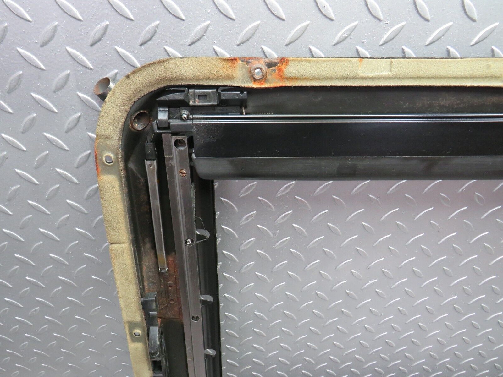 32578 Mercedes-Benz S124 300TE Wagon Power Sunroof Frame 2017800144