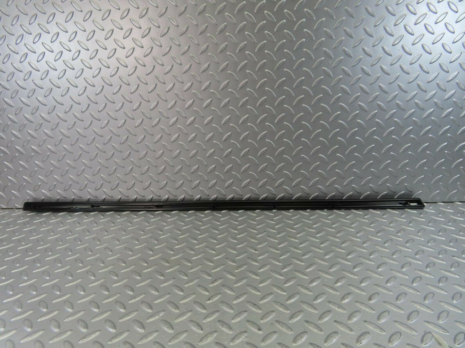 10277 Mercedes-Benz W123 Rear Left Door Centre Moulding Trim