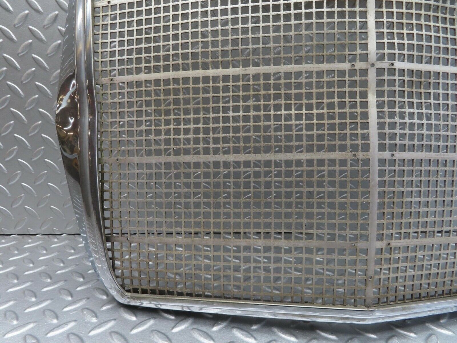 12937 Mercedes-Benz W111 220SE Bonnet Grill Chrome