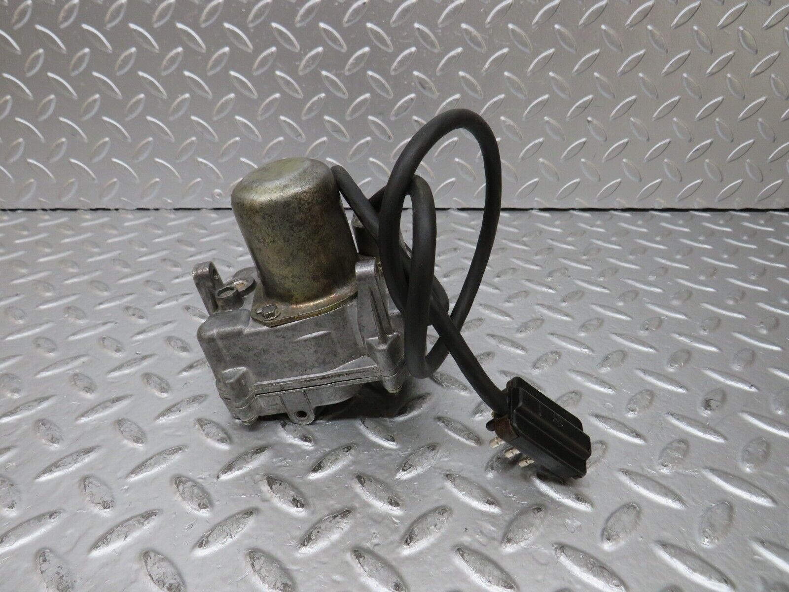 27299 Mercedes-Benz W123 280E Cruise Control Actuator 0025458632