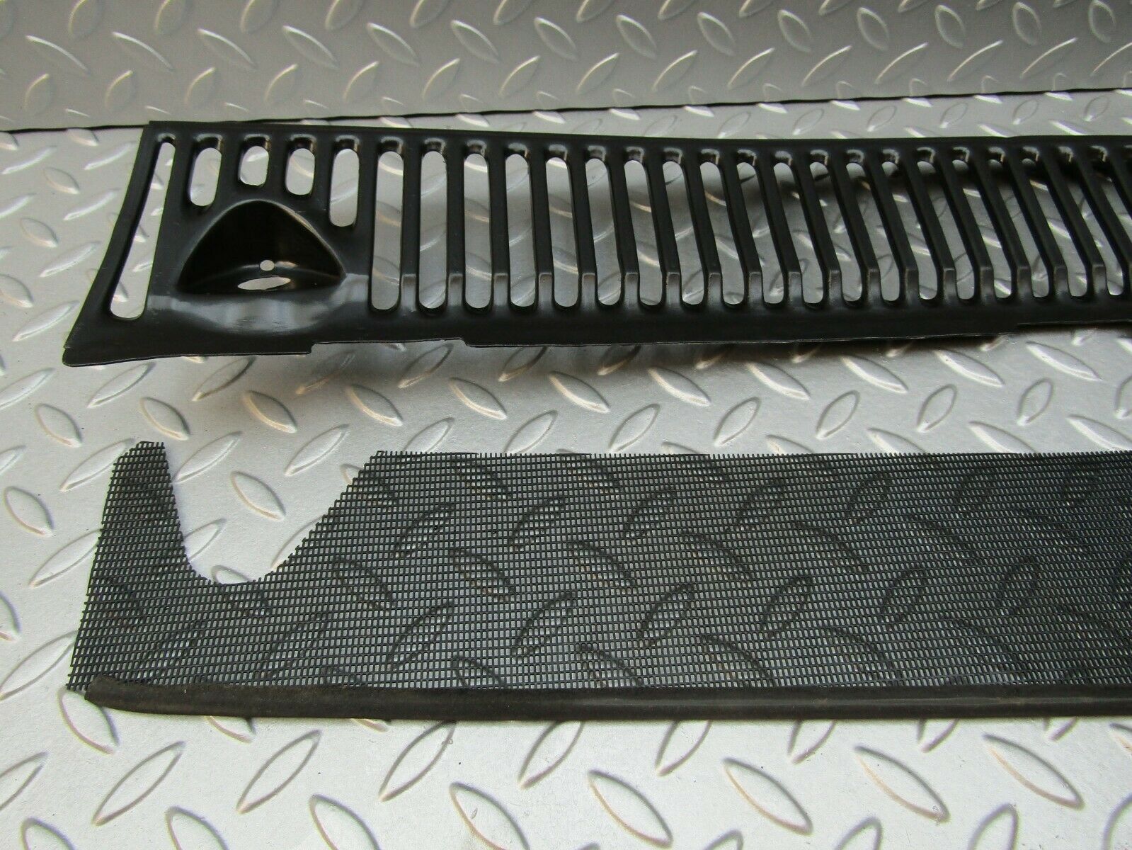 3344 Mercedes-Benz W115 220D External Air Ventilation Grille