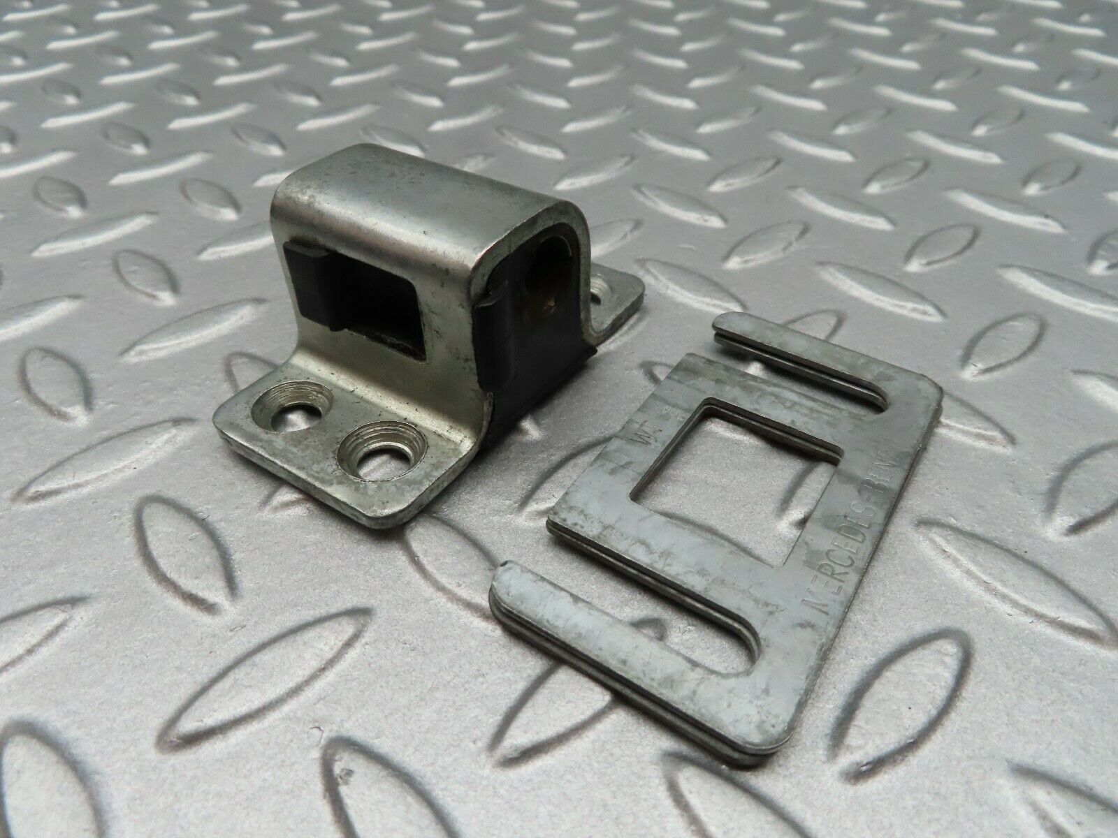 3722 Mercedes-Benz S123 200T Wagon Door Lock Latch Left Side