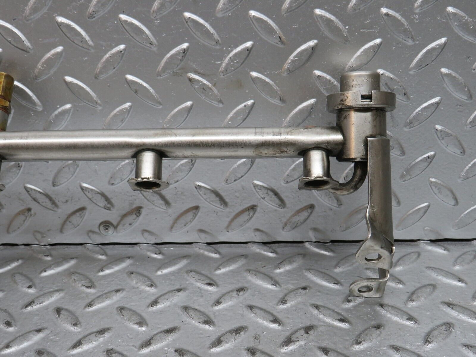 29010 Mercedes-Benz C124 320CE Fuel Injector Rail With Fuel Pressure Regulator