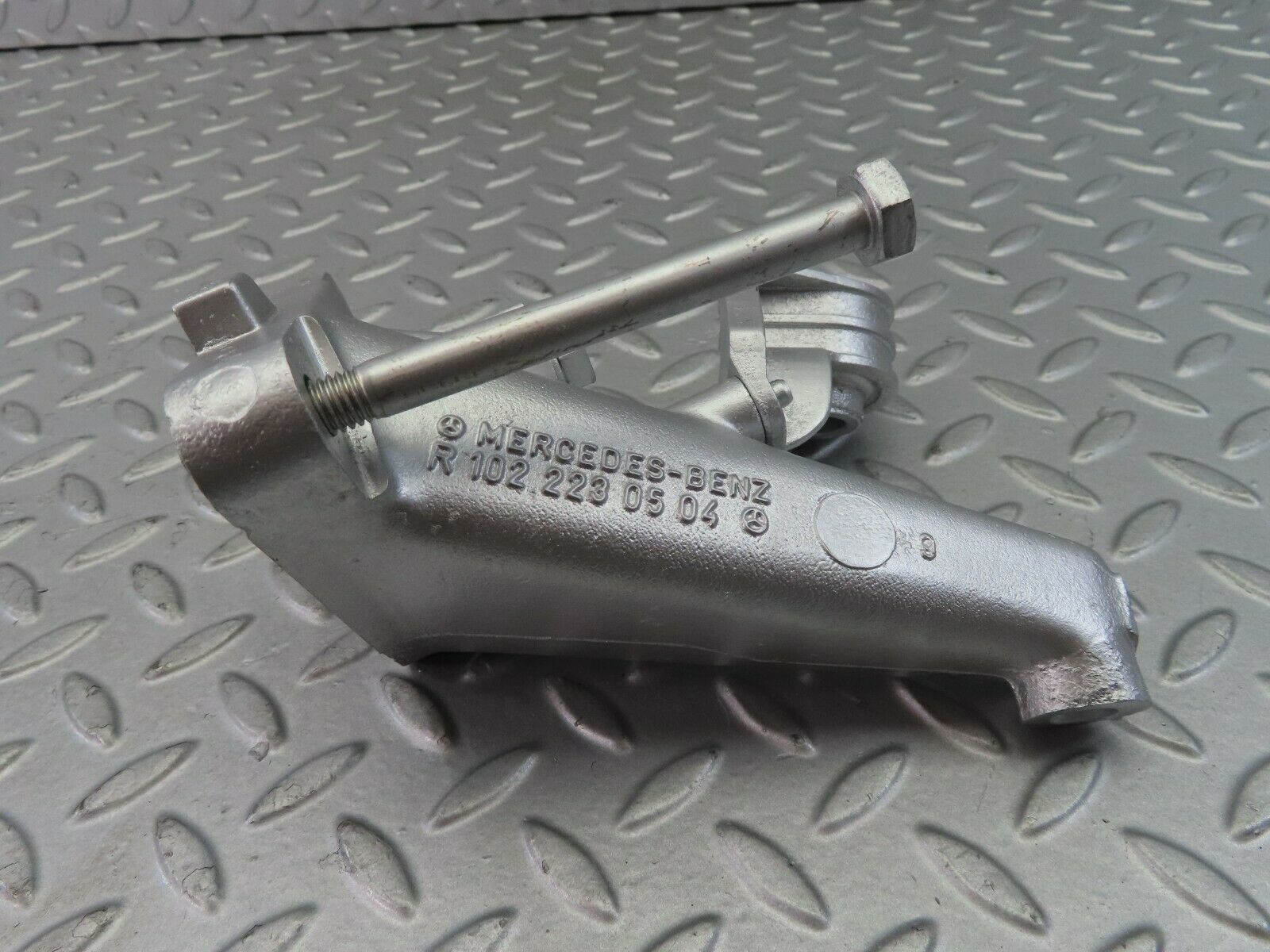 7752 Mercedes-Benz S123 230TE Wagon Engine Mount Bracket Left Side 1022230504