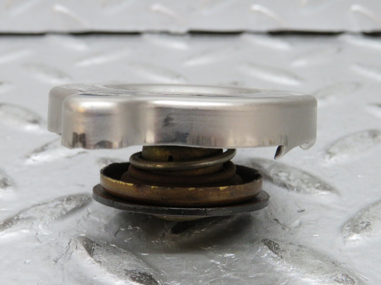 27251 Mercedes-Benz W123 280E Radiator Cap 1235010015