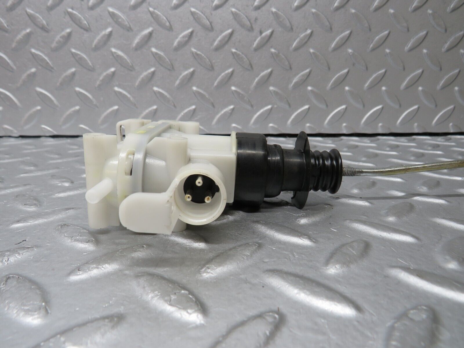 36149 Mercedes-Benz W126 420SE Front Right Door Lock Vacuum Actuator