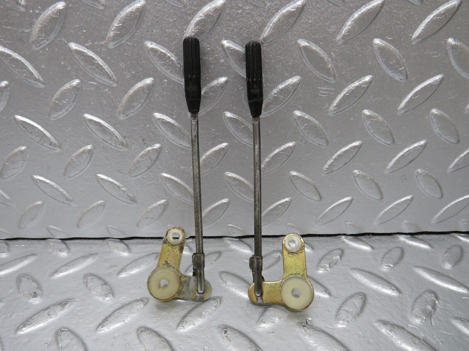 34356 Mercedes-Benz C126 380SEC Coupe Rear Door Lock Knob Pair