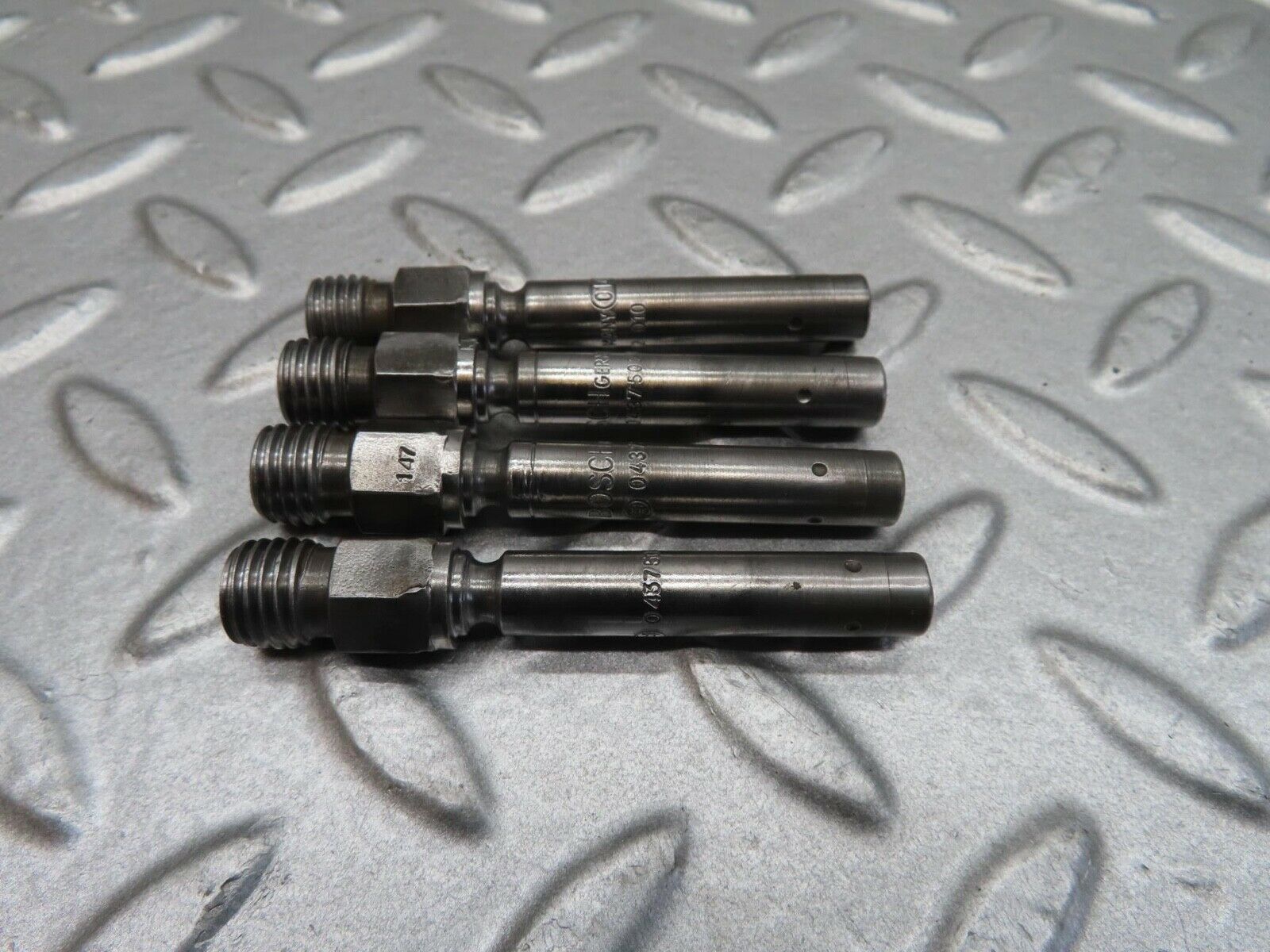 14401 Mercedes-Benz W116 350SE 4x Fuel Injectors Bosch  0437502010