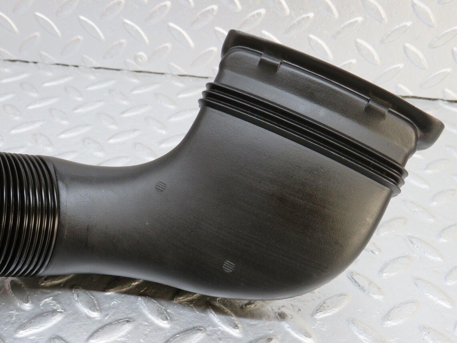 33584 Mercedes-Benz W201 190E 2.0L Air Duct Pipe Hose Right 2018311846 2018311646