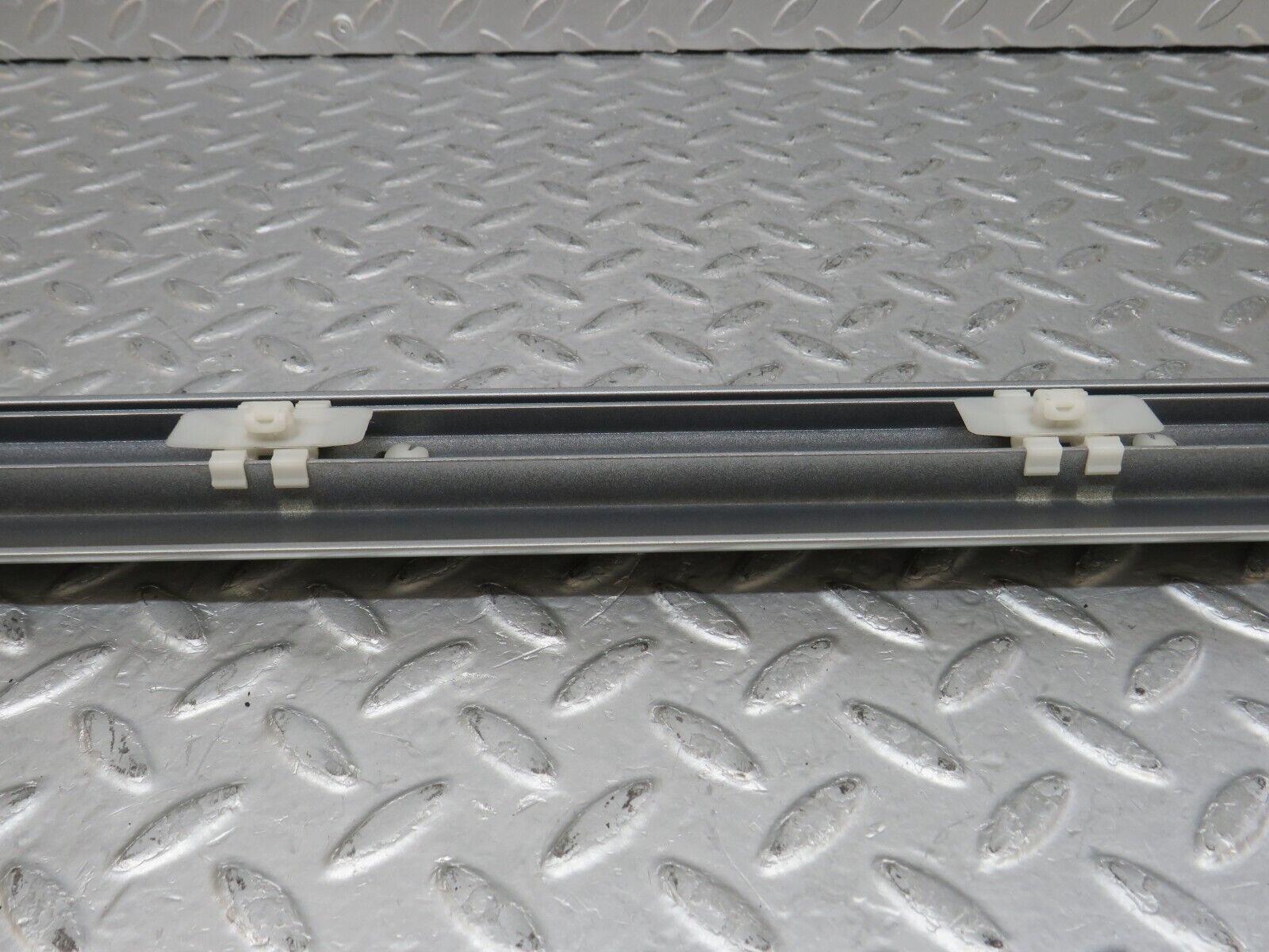 35013 Mercedes-Benz W210 320E Front Left Door Centre Moulding Trim 2106900382