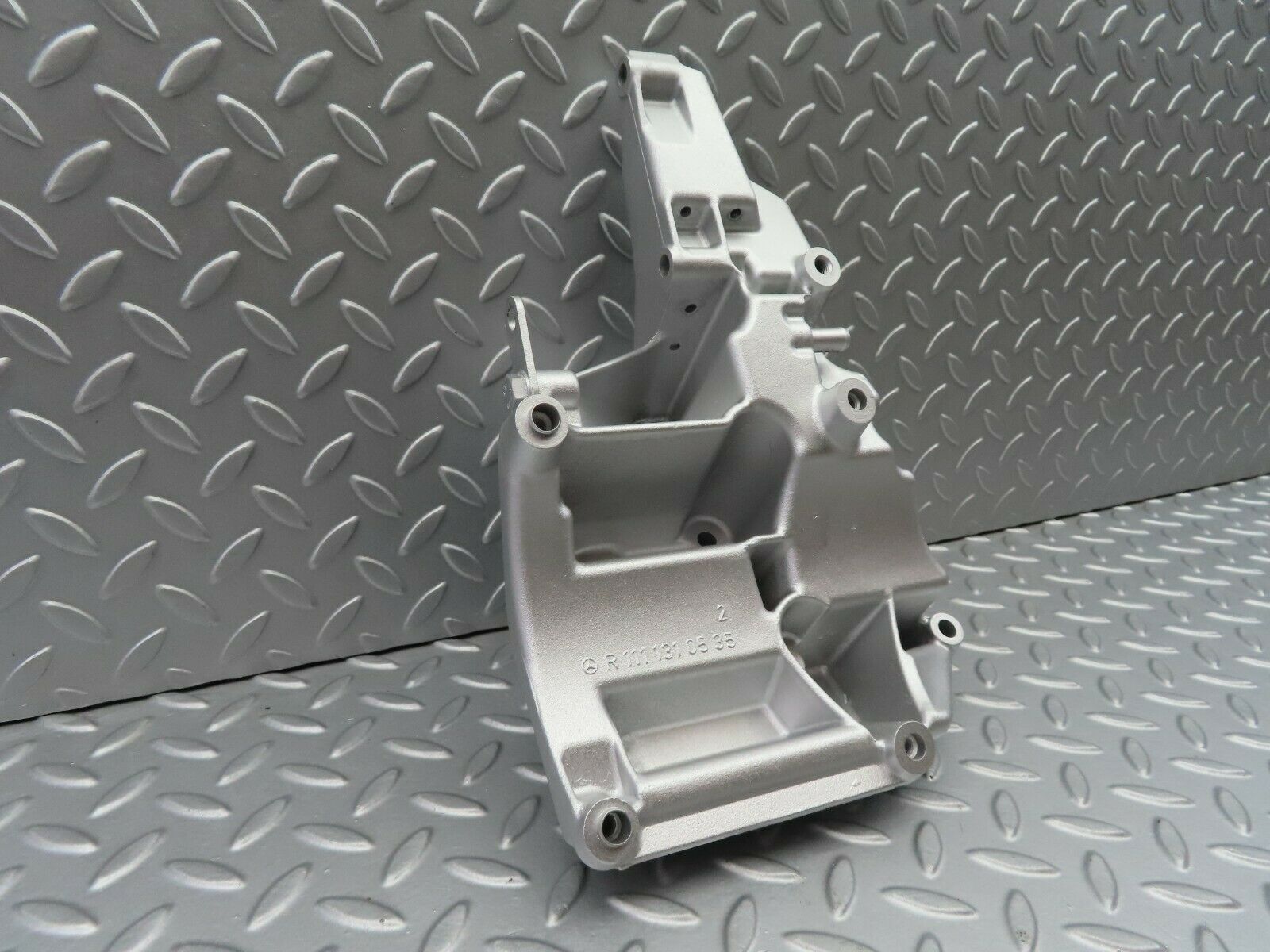 6807 Mercedes-Benz S124 E220 Wagon Power Steering Pump Bracket 1111310535