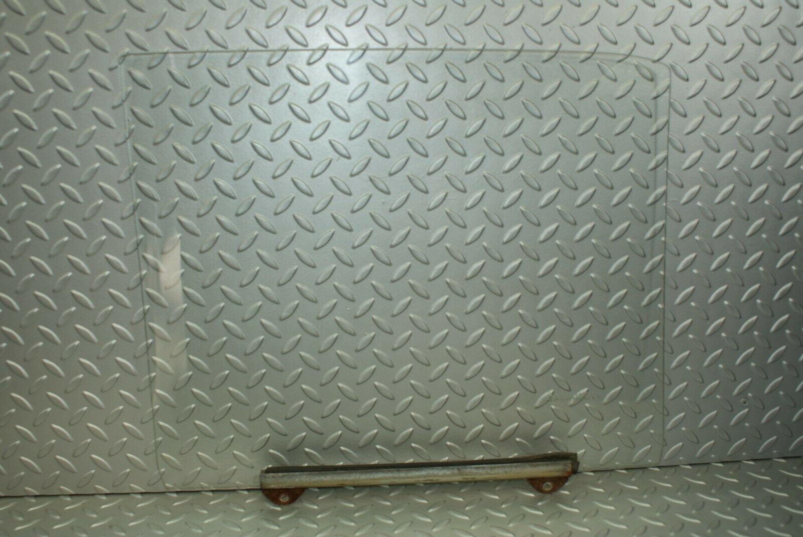 3098 Mercedes-Benz W115 220D Rear Right Door Window Glass