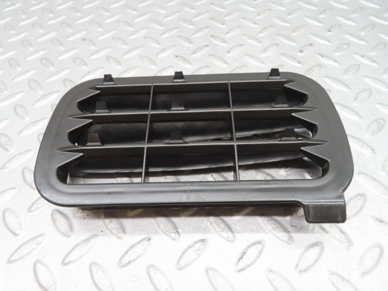 16202 Mercedes-Benz W124 260E Rear Air Intake Vent 1248370230