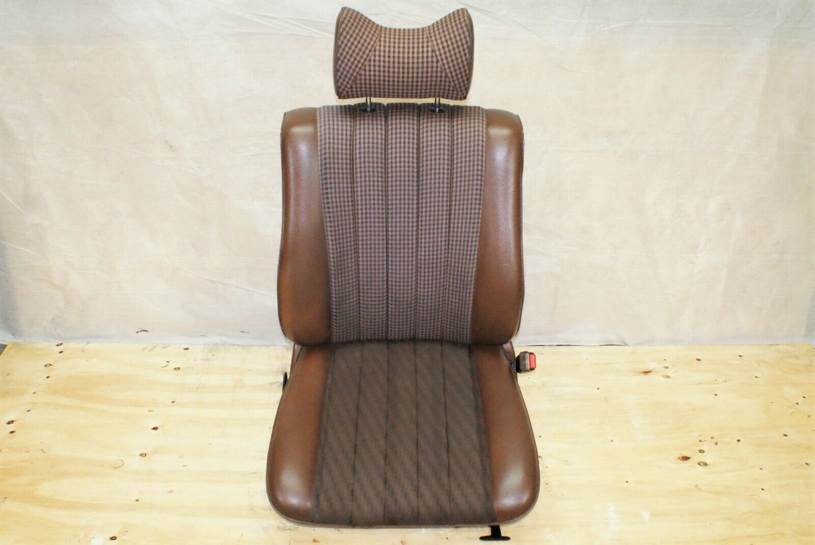 2498 Mercedes-Benz W116 350SE Front Right Seat 1169101250