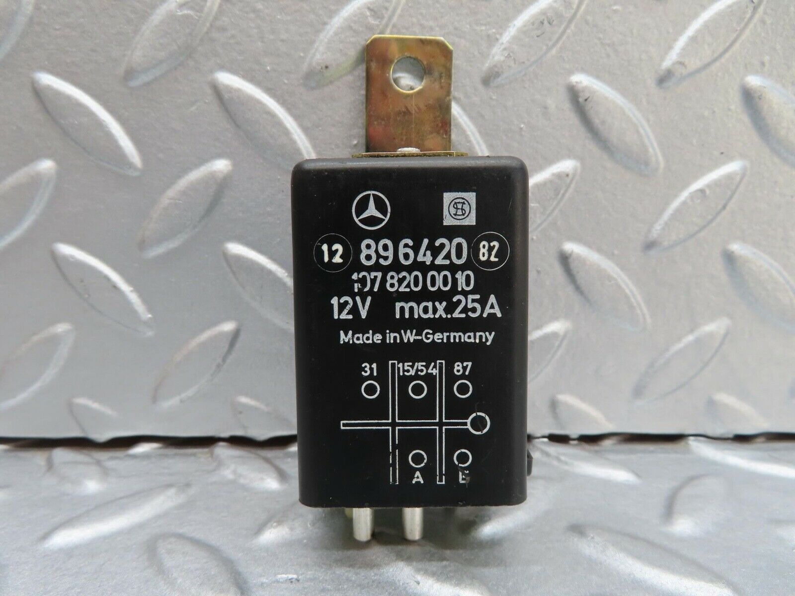 16122 Mercedes-Benz W123 280E Rear Heated Windscreen Relay 1078200010