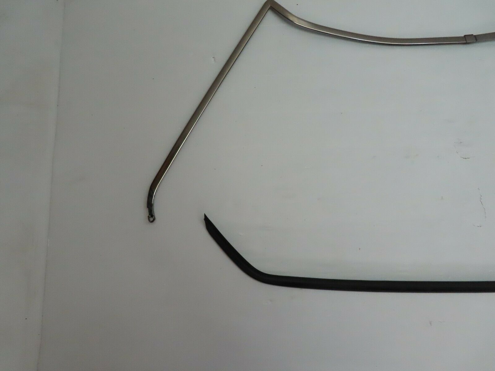 5537 Mercedes-Benz W124 230E Rear Windscreen Chrome Frame