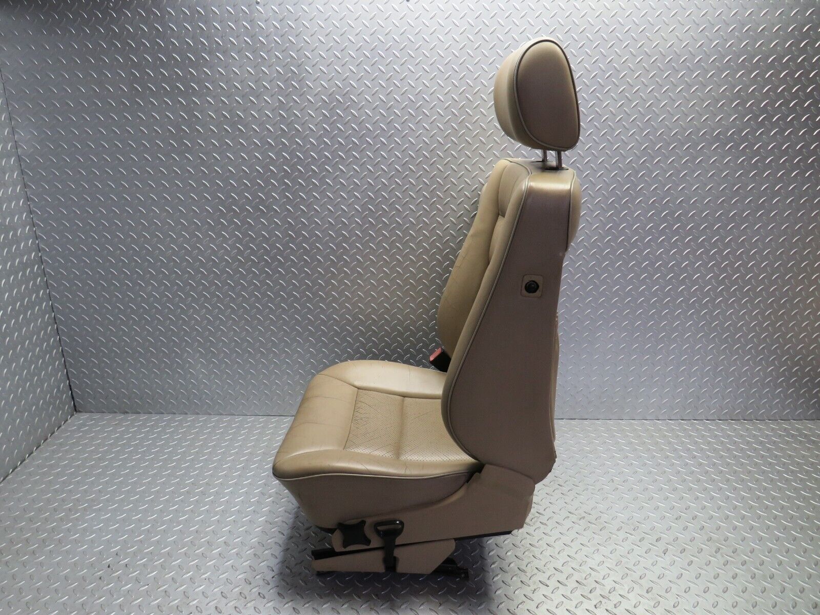 28970 Mercedes-Benz C124 320CE Coupe Front Left Seat Leather Beige