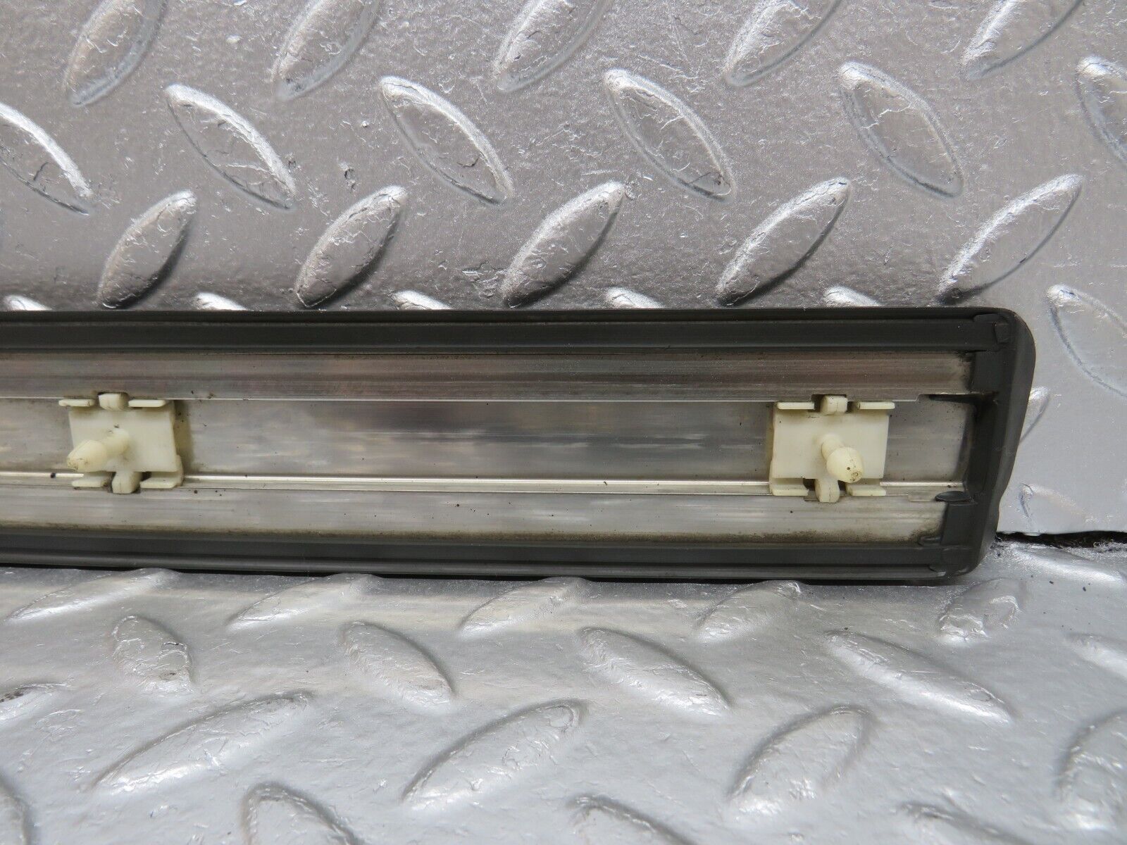 33997 Mercedes-Benz W124 260E Front Left Fender Wing Centre Moulding Trim