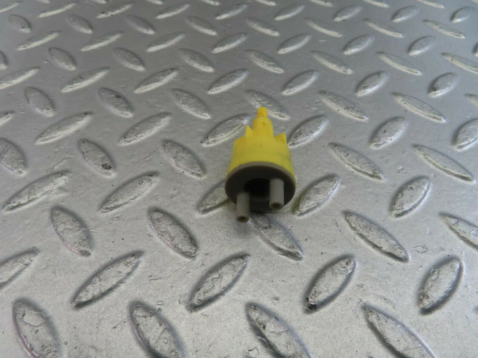 10103 Mercedes-Benz C123 230CE Coupe Vacuum Valve