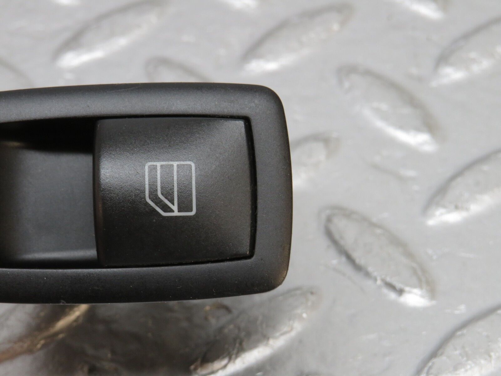 32744 Mercedes-Benz W245 Rear Right Electric Window Switch 2518200510