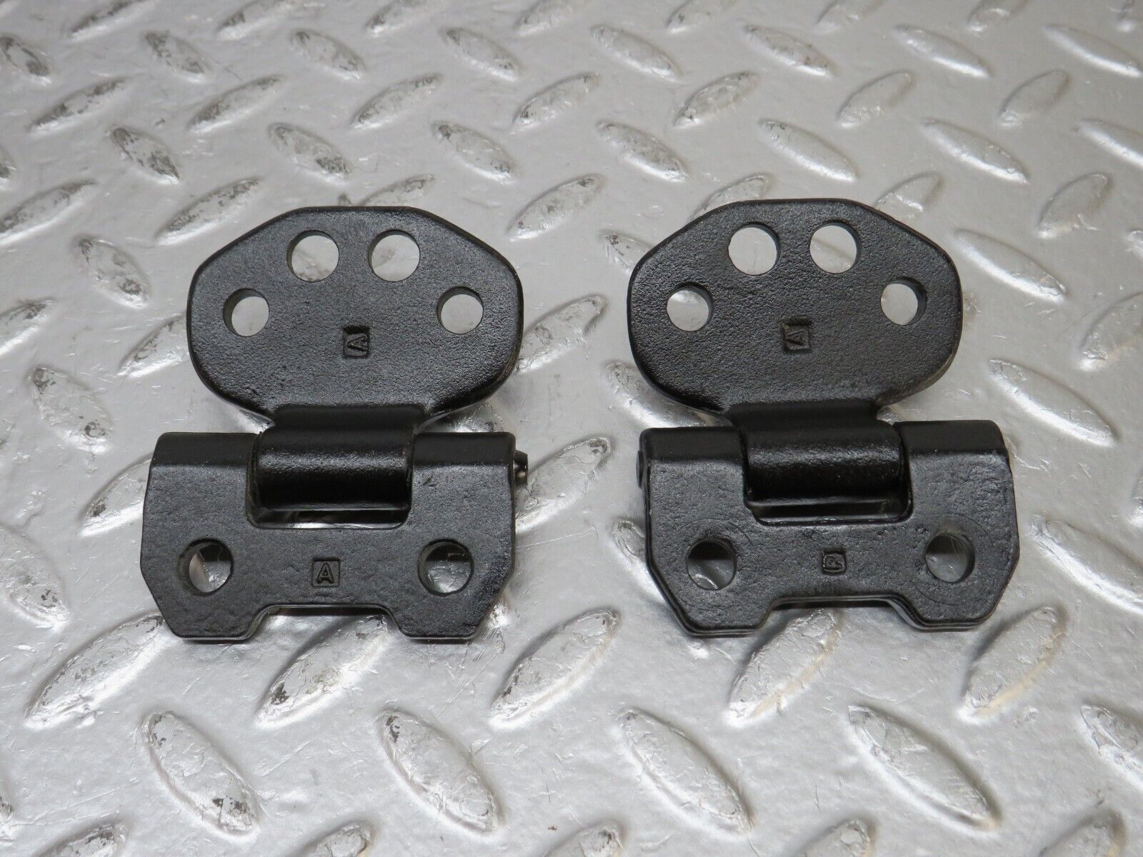 33896 Mercedes-Benz W124 260E Door Hinge Left Side