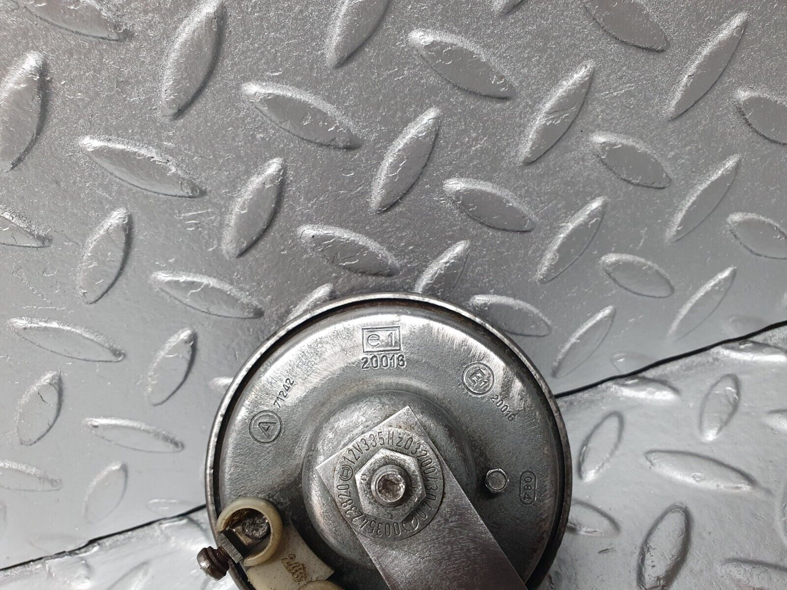 40745 Mercedes-Benz W123 300D Horn Bosch 20016 0035423820