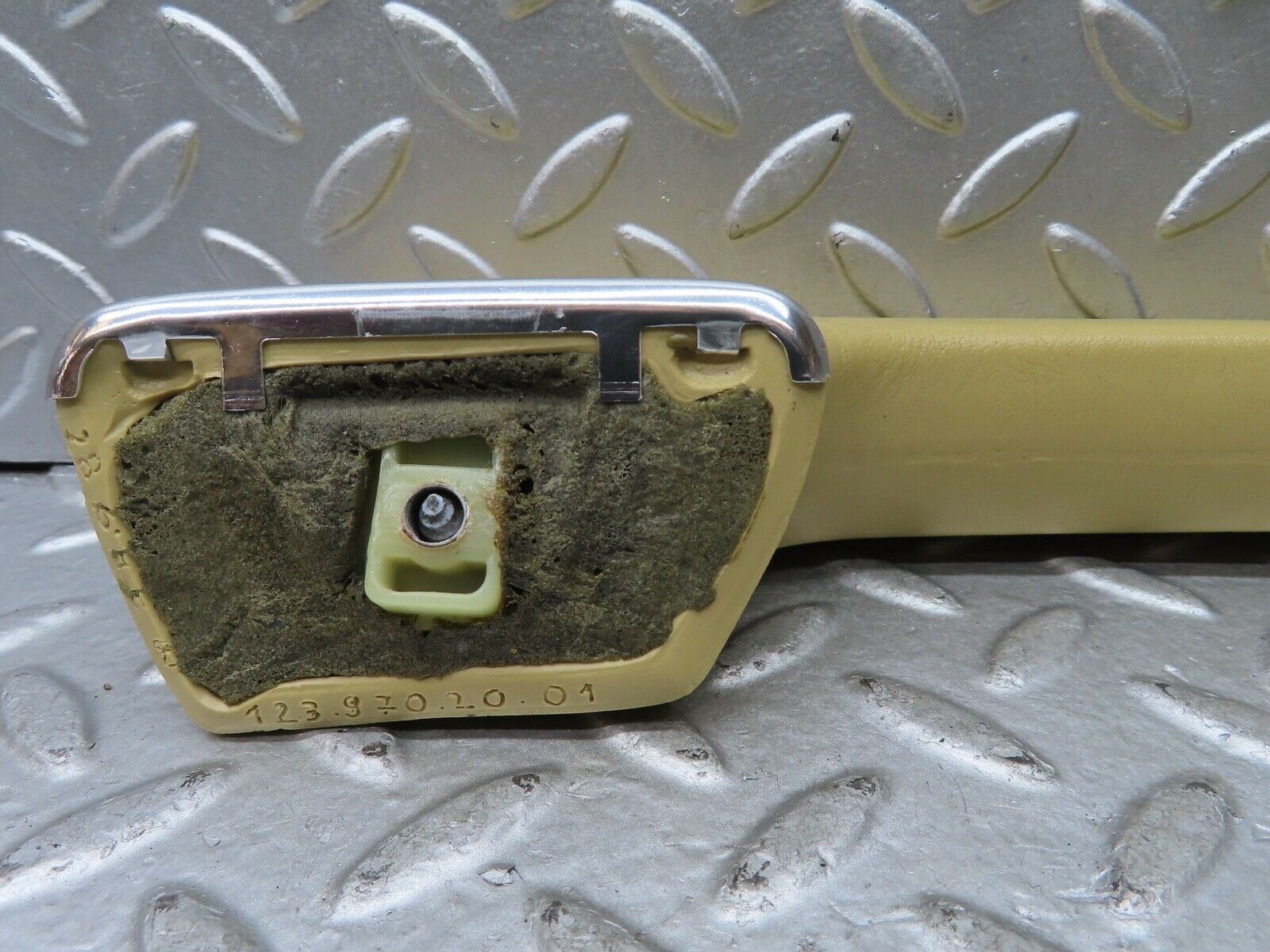 21029 Mercedes-Benz W123 230E Interior Door Handle Right Side Beige 1239702001