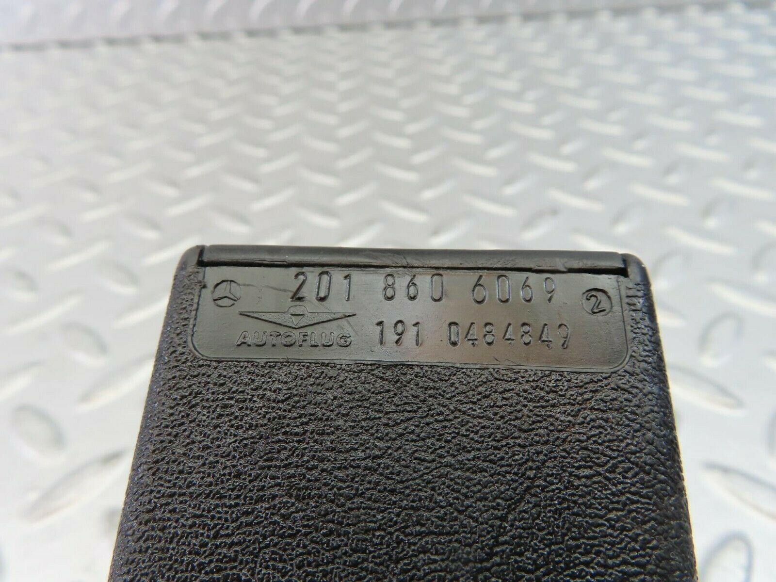 10383 Mercedes-Benz W201 190E Rear Middle Seat Belt Buckle 2018606069