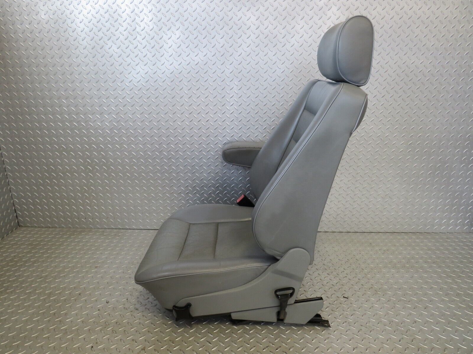 25700 Mercedes-Benz W124 280E Front Left Seat Leather Grey