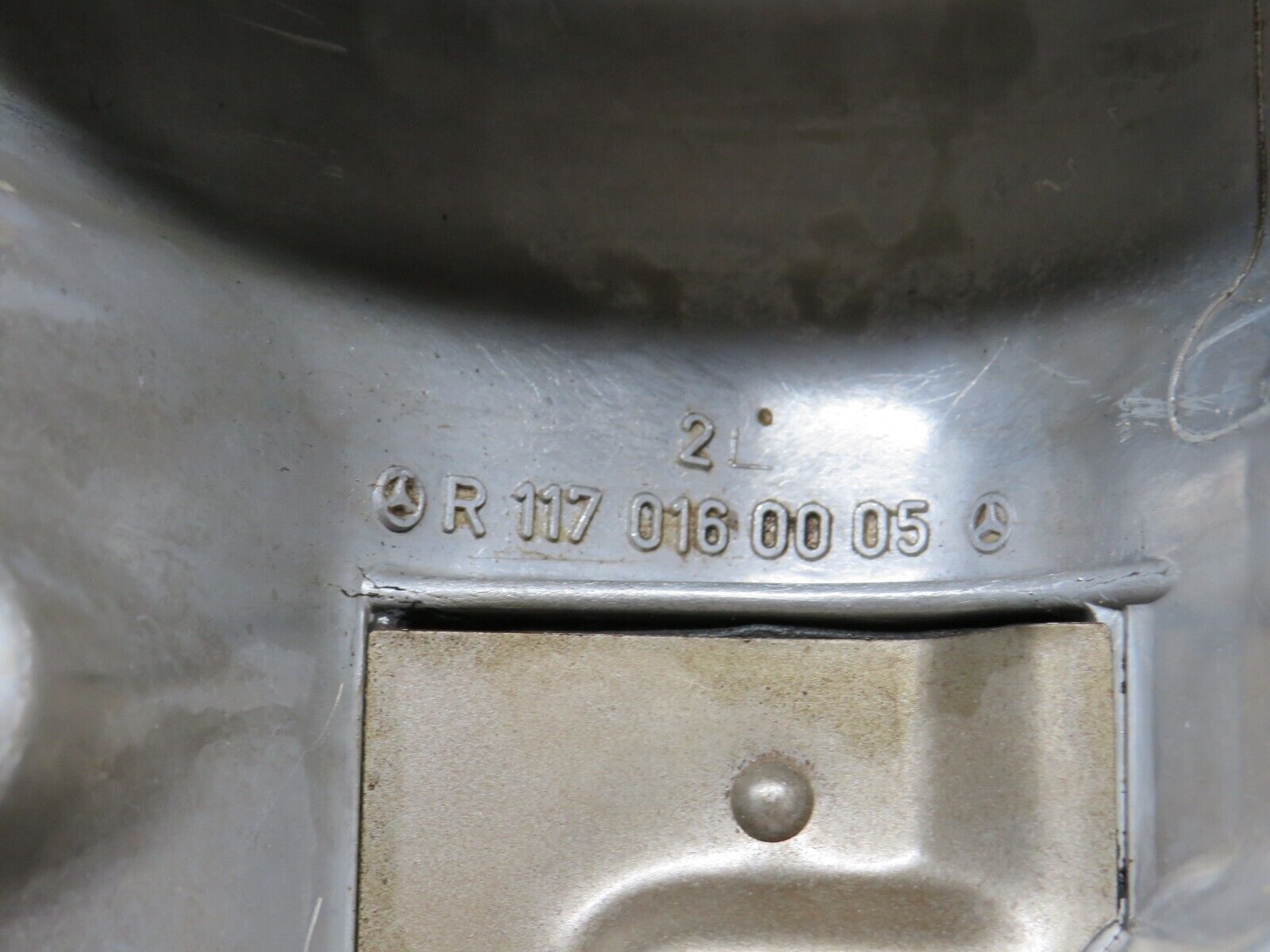 34537 Mercedes-Benz C126 380SEC Cylinder Head Valve Cover Left 1170160005