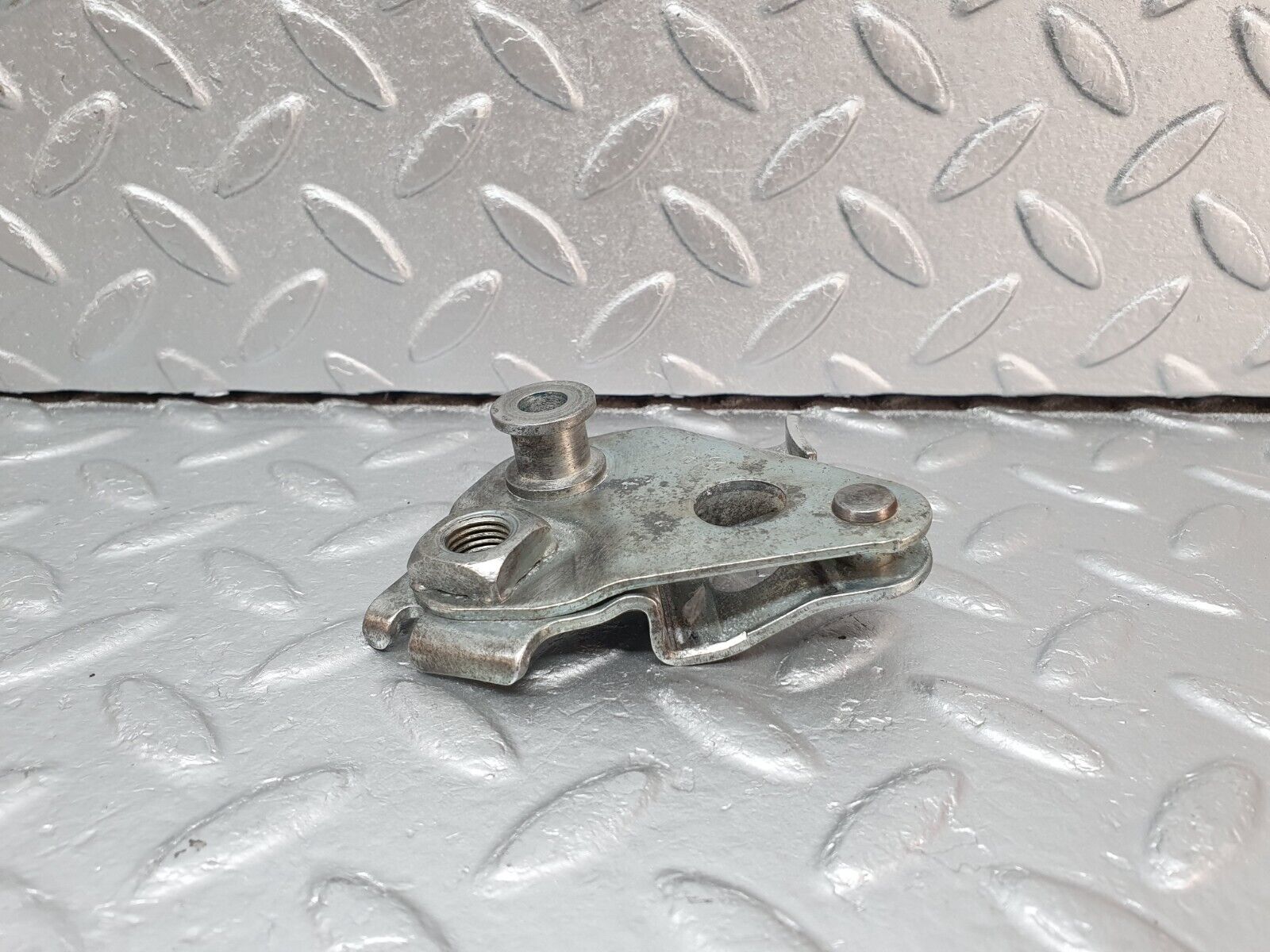 40796 Mercedes-Benz W123 300D Front Right Seat Belt Bracket