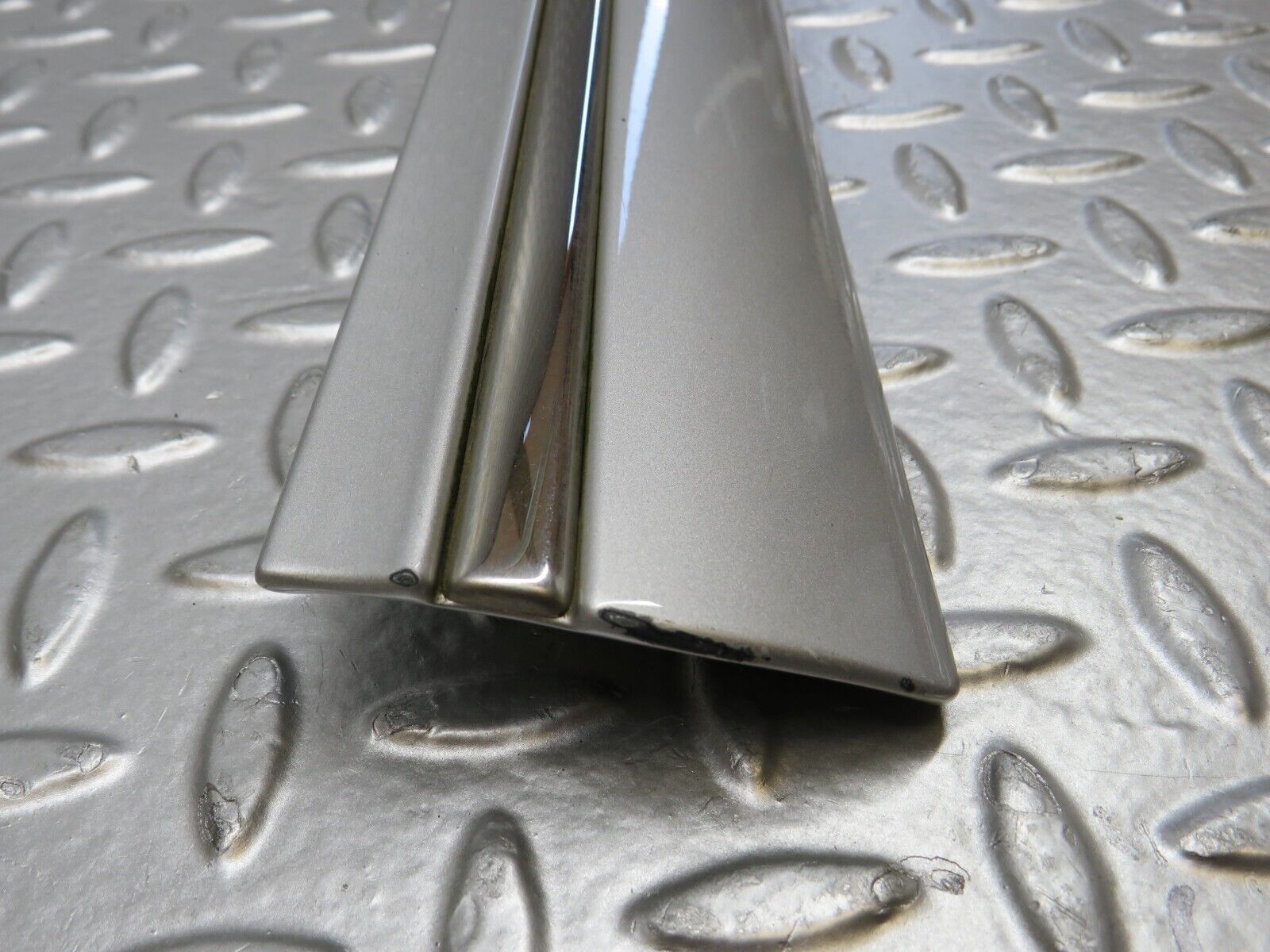 34714 Mercedes-Benz W210 320E Front Right Door Centre Moulding Trim 2106900482