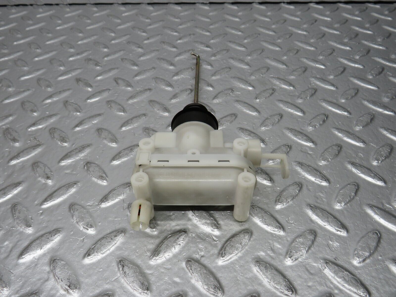 31399 Mercedes-Benz S124 220TE Wagon Trunk Lock Vacuum Actuator Hella