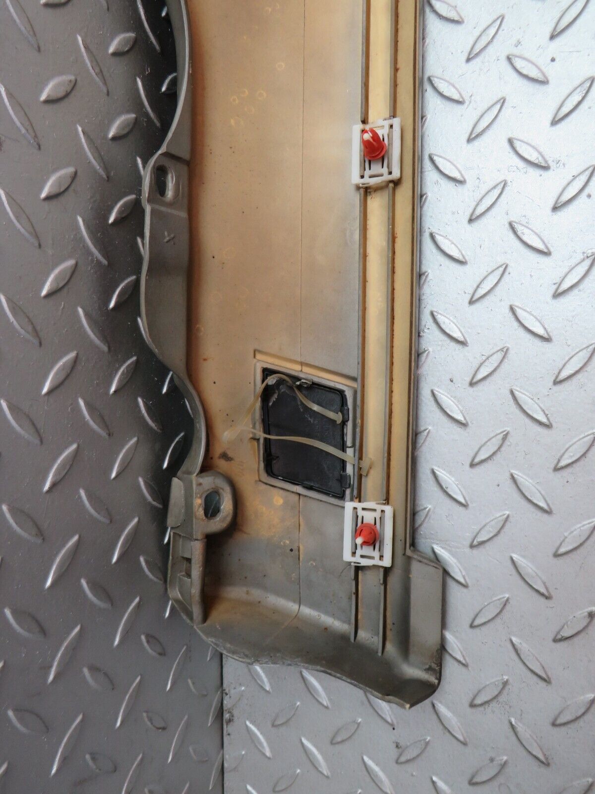 36326 Mercedes-Benz W126 420SE Side Skirt Right 1266905040 1266980230 1266980430