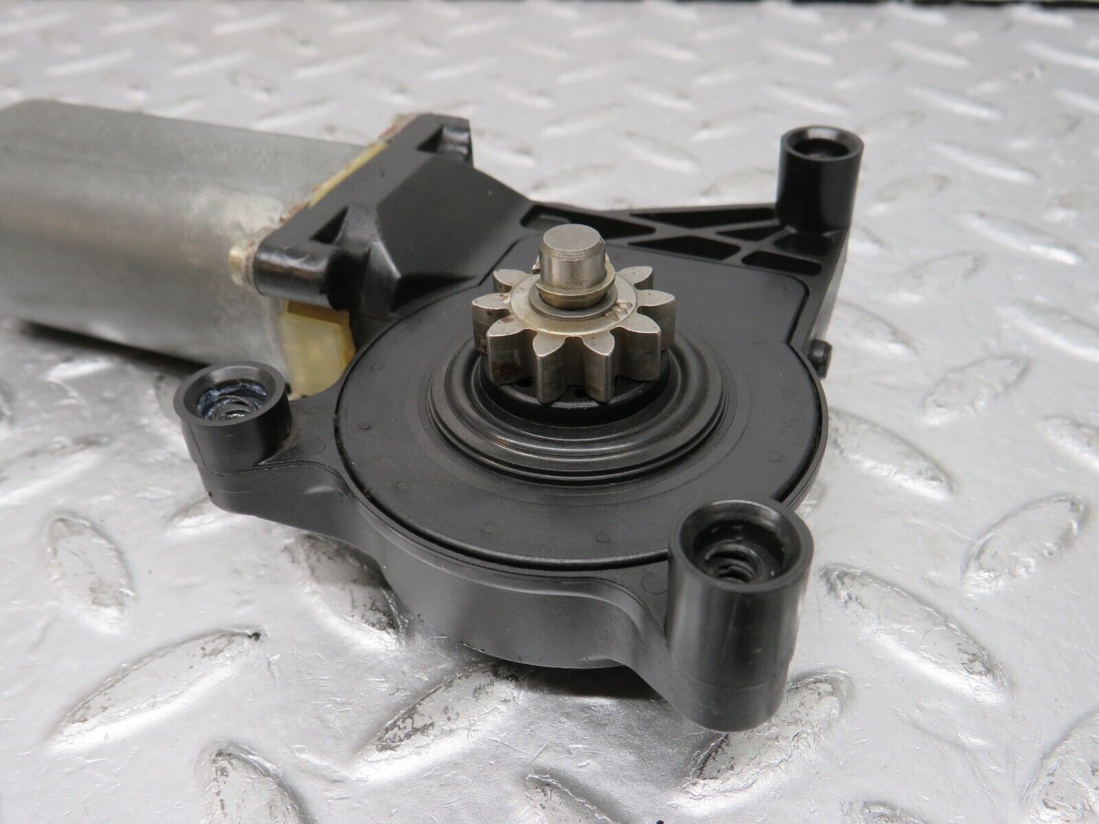 33413 Mercedes-Benz W202 C180 Window Regulator Motor Front Left 0130821638