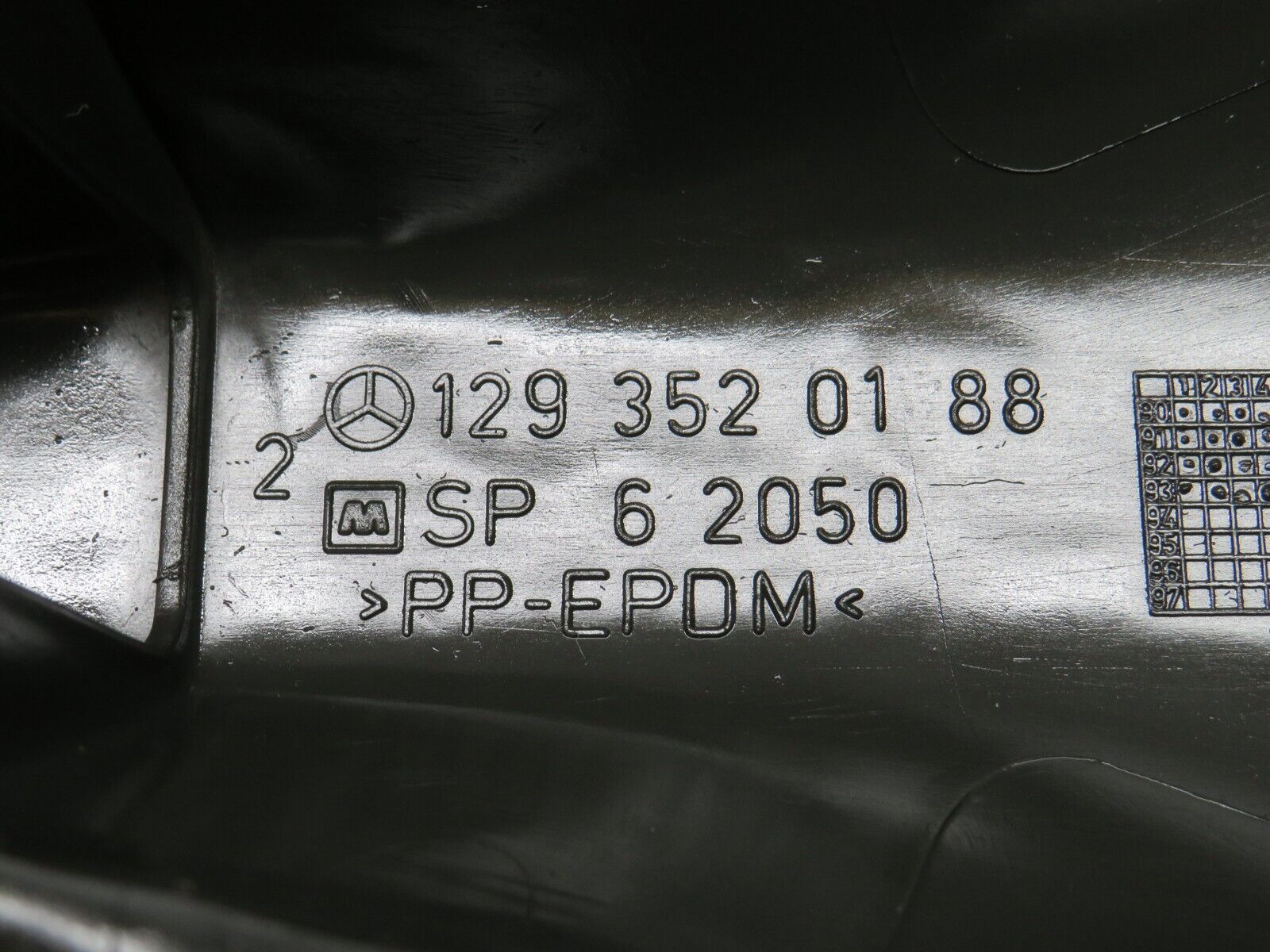 38433 Mercedes-Benz R129 280SL Coupe Rear Control Arm Cover Pair 1293520188