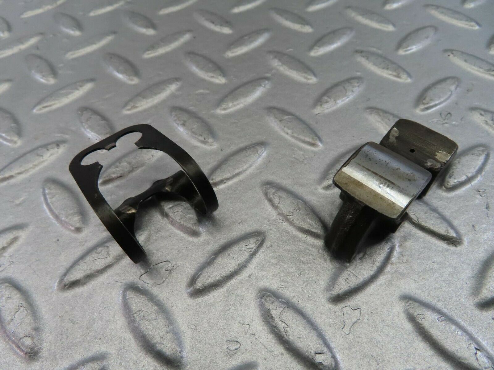 9869 Mercedes-Benz C123 280CE Coupe Valve Rocker Arm With Retaining Spring