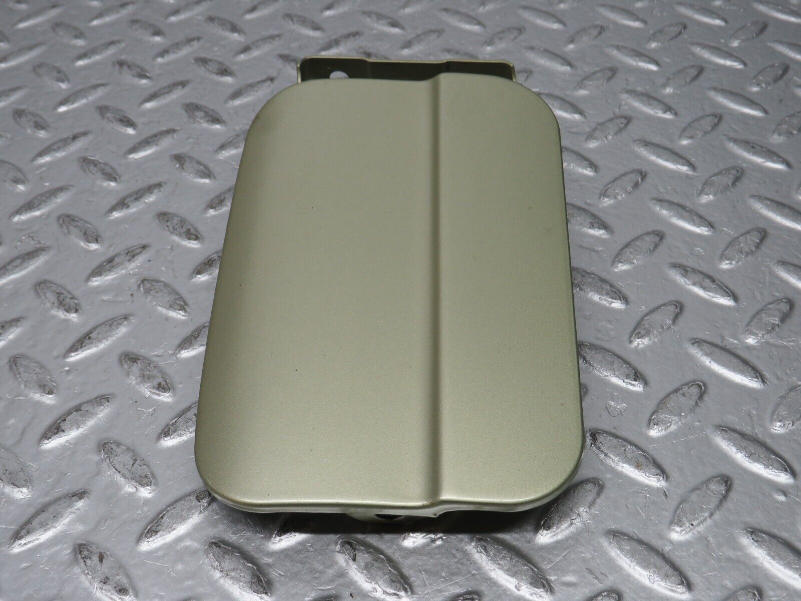 0565 Mercedes-Benz W123 230E Fuel Tank Flap Cap 1235840039