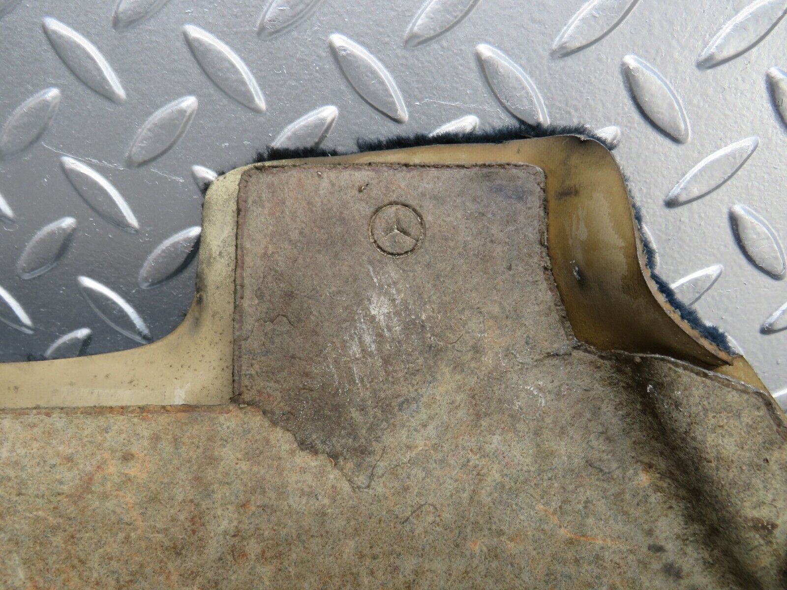 25261 Mercedes-Benz W201 190D Centre Console Carpet Blue Right