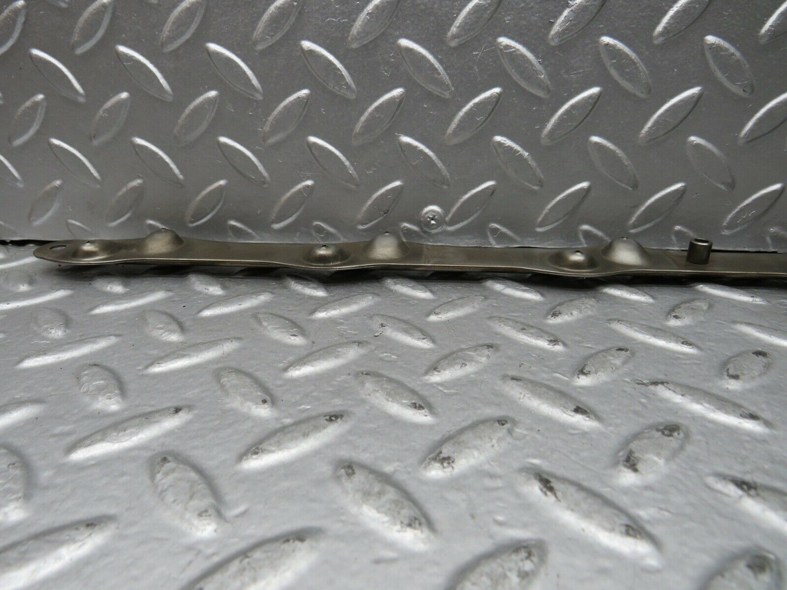 21753 Mercedes-Benz W126 300SE Camshaft Oil Tube