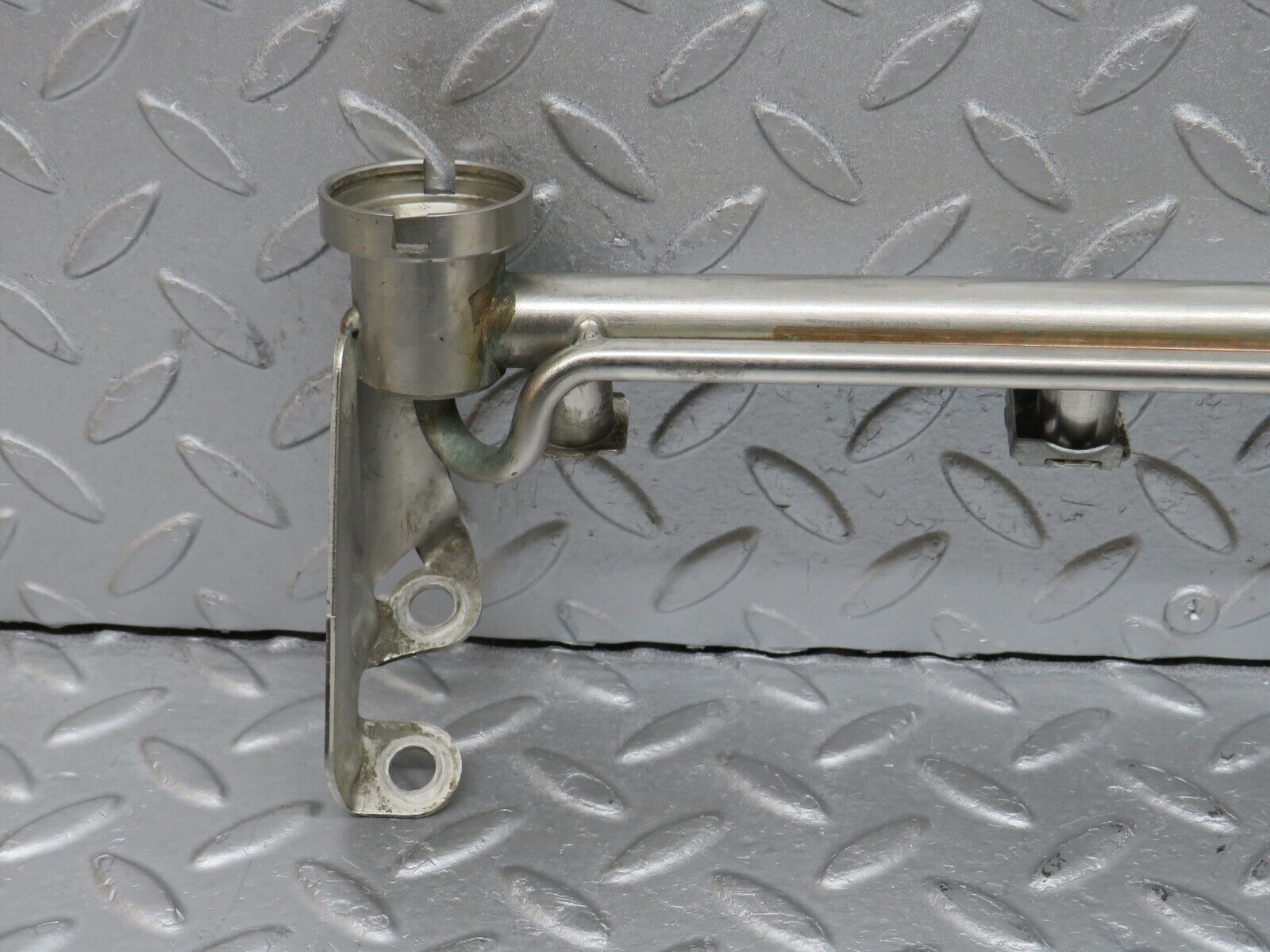 38566 Mercedes-Benz R129 280SL Coupe Fuel Injector Rail