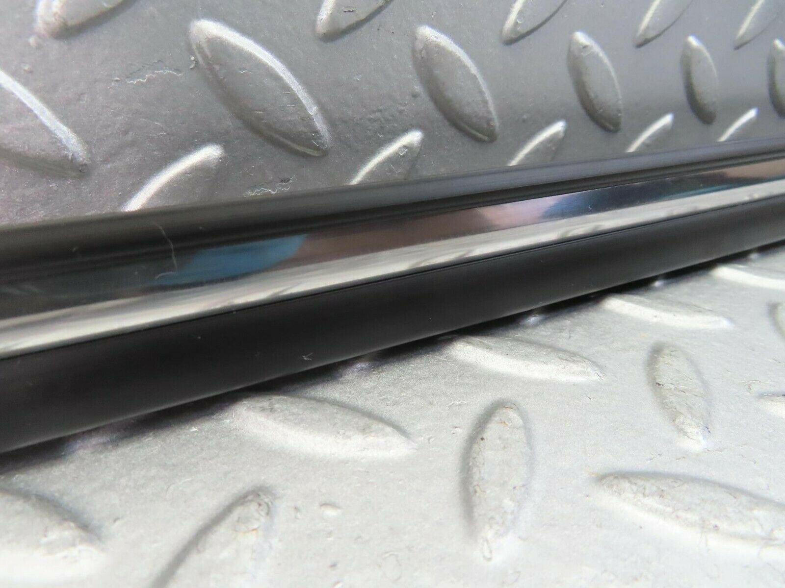 10290 Mercedes-Benz W116 Front Left Door Centre Moulding Trim