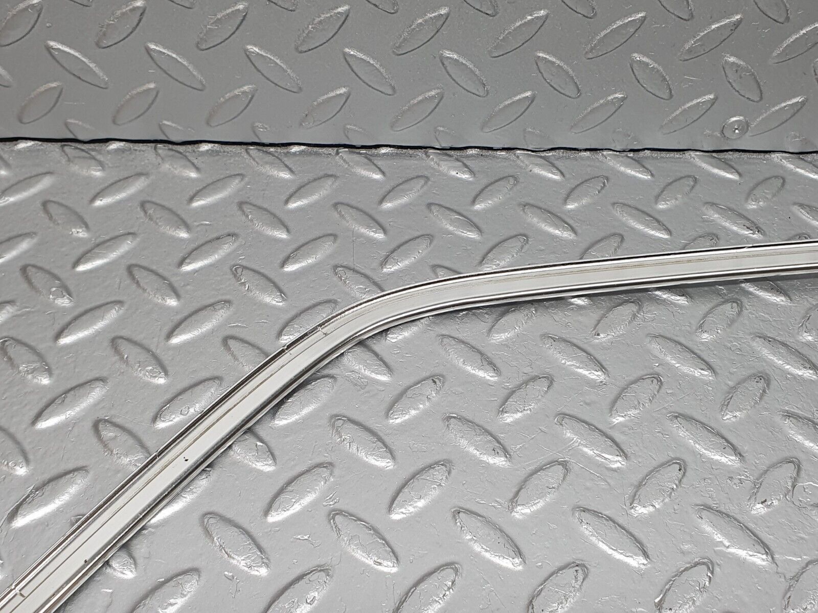 40776 Mercedes-Benz W123 300D Front Right Door Window Chrome Frame