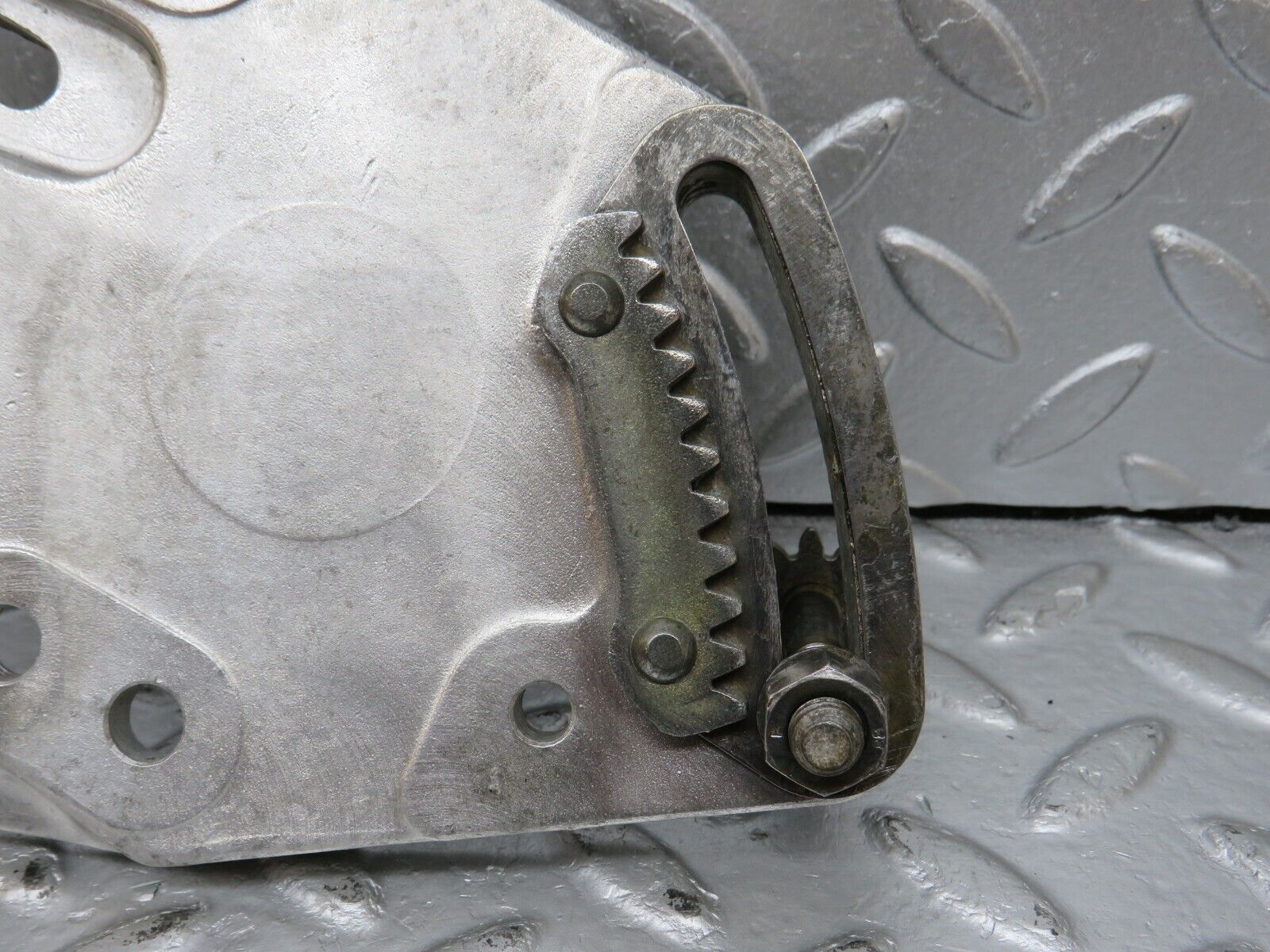 34511 Mercedes-Benz C126 380SEC Coupe Power Steering Pump Bracket 1174661141